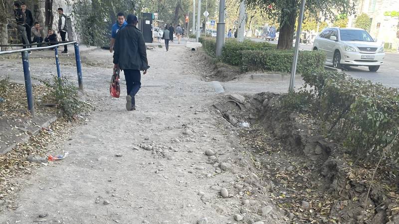 Когда закончат ремонт тротуара на Киевской? Фото горожанки Наргиз