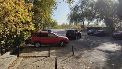 Водители захватили тротуары на Усенбаева-Линейной. Жильцы уже год ждут реакции от мэрии Бишкека