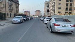 Дорога на Бакаева становится узкой из-за припаркованных авто. Фото