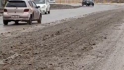 «Ылай-баткак». На Алыкулова машины загрязнили асфальт. Видео