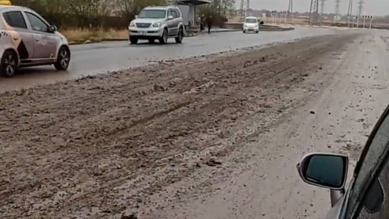 «Ылай-баткак». На Алыкулова машины загрязнили асфальт. Видео