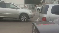 Таксисты Токмок—Бишкек заблокировали остановку возле автовокзала. Видео