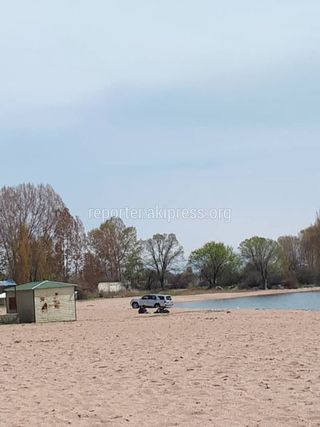 Фото — На пляж Иссык-Куля заехала машина