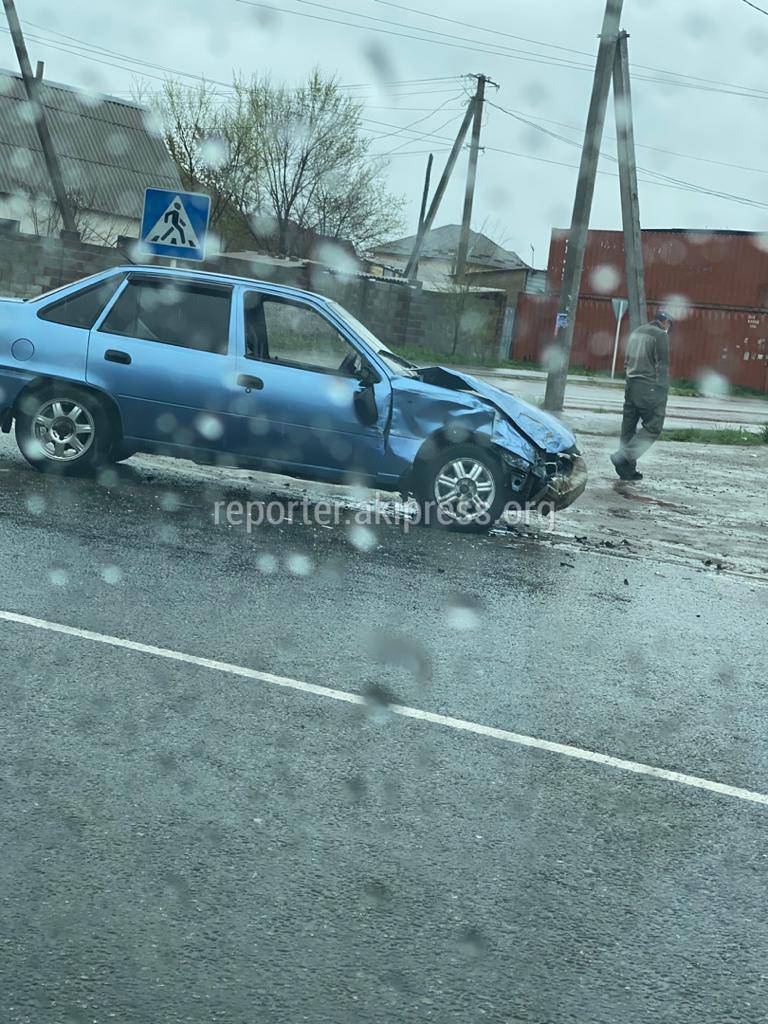 Автомашина посольства США попала в ДТП в Бишкеке во время режима ЧП. Фото