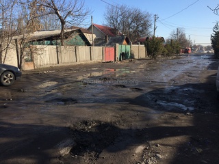 Дорога возле поликлиники на Абдырахманова-Куренкеева в плачевном состоянии, - читатель <b>(фото)</b>