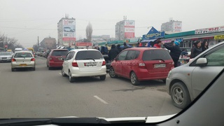 Стоянка по Донецкой в два ряда, некоторые стоят с открытыми багажниками, когда наведут порядок у Ортосайского рынка? - читатель <b><i> (фото) </i></b>