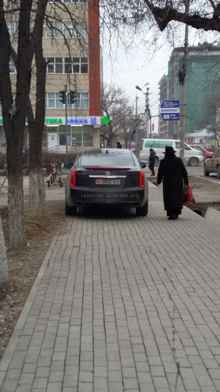 «Кадиллак» с госномером 0002KG паркуется на пешеходном тротуаре, а также другие нарушения машин депутатов Жогорку Кенеша <b><i> (фото) </i></b>