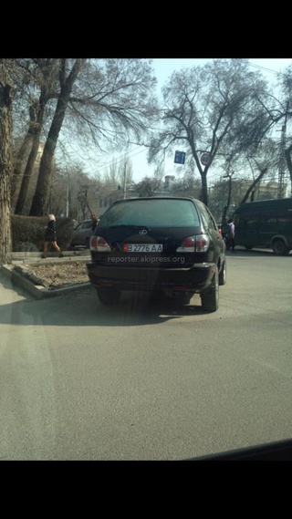 Возле кафе «Навигатор» по Московской постоянно неправильно припаркованы машины, - читатель <b><i> (фото) </i></b>