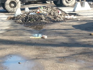 Читатель сообщает, что старый мусор лежит по ул. Мурманская <b><i> (фото) </i></b>