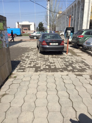 Парковка автомобилей на тротуаре возле здания Агропрома со служебными пропусками, - читательница <b><i> (фото) </i></b>