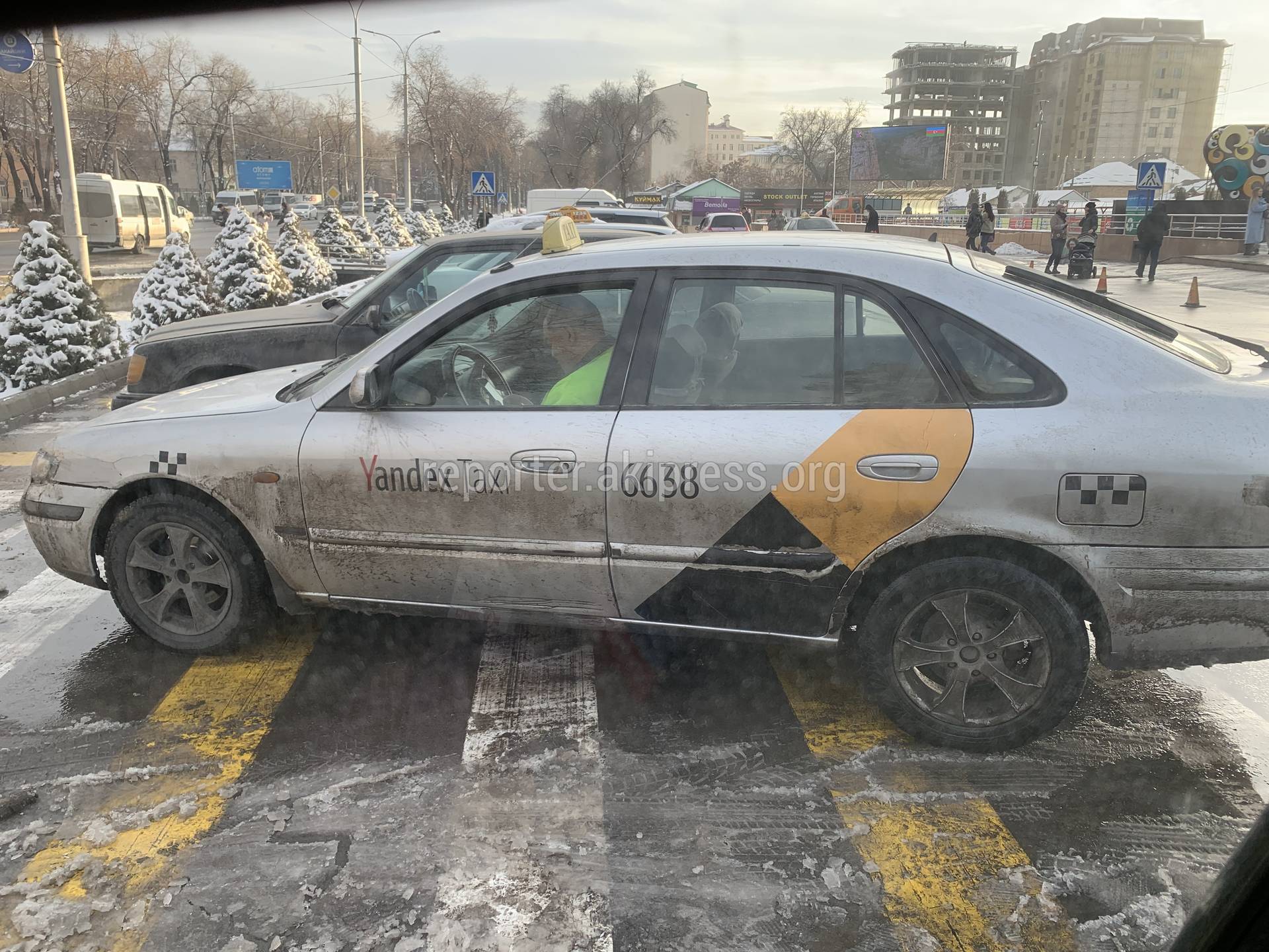 Машина «Яндекс такси» припаркована на зебре. Фото Николая