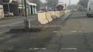 На Дэн Сяопина бетонные блоки под светофором выпирают на дорогу. Ответ мэрии