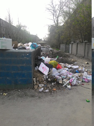 Переполненная мусорка в одном из центральных районов города, - читатель <b><i>(фото)</i></b>