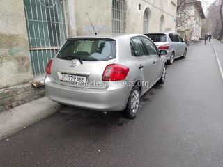 «Тойота Аурис» второй день подряд паркуется на тротуаре на Айтматова. Фото