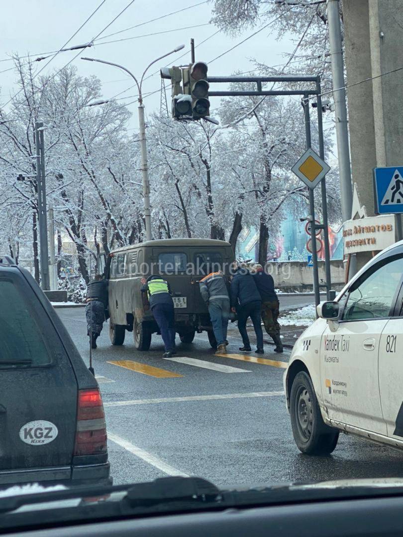 Патрульный помогает толкать заглохший автомобиль. Фото горожанина