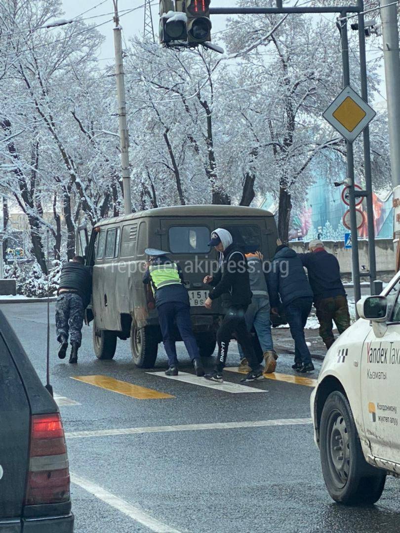 Патрульный помогает толкать заглохший автомобиль. Фото горожанина