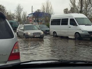 На платной стоянке торгового центра «Табылга» машины утопают в воде, - читатель <b><i>(фото)</i></b>
