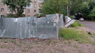 Возле дома №44 в 12 мкр строят магазин, есть документы от «Бишкекглавархитектуры»