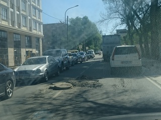 Асфальтовое покрытие на ул. Боконбаева второй день разрыто в нескольких местах, камни на дороге, открыты люки, но нет даже предупреждающих знаков, - читатель <b><i>(фото)</i></b>