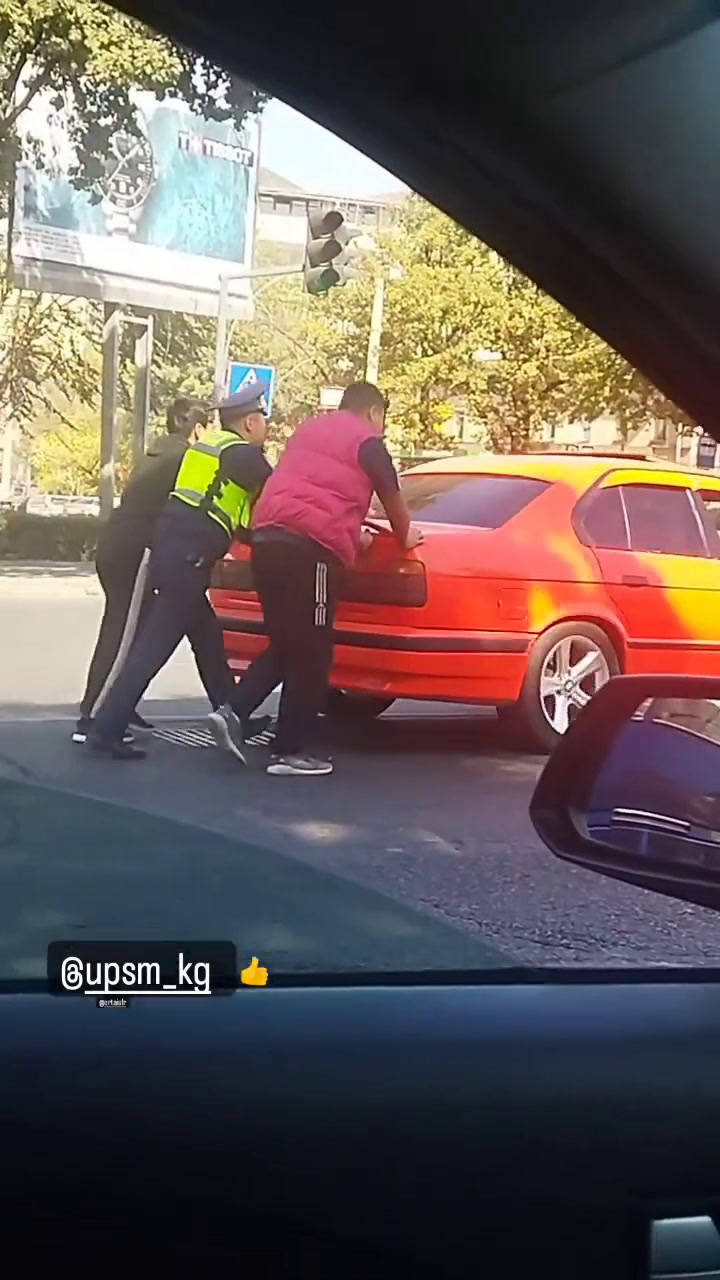 Патрульный помогает толкать заглохший БМВ. Видео