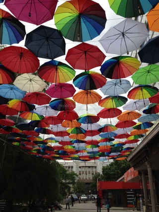 В Бишкеке появилась дорожка «парящих» разноцветных зонтов <b><i>(фото)</i></b>