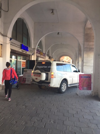Водитель дипломатической машины, ехавшей под аркой Илбирса на площади освобожден от занимаемой должности, - МИД