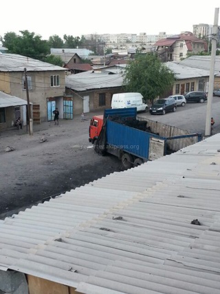 По улице Пушкина продолжается разгрузка угля, вся округа в черном, - житель <b><i>(фото)</i></b>
