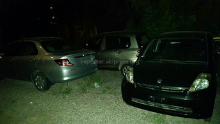 Во дворе дома по ул. Тыныстанова уже полгода стоят три бесхозных автомобиля, - житель <b><i>(фото)</i></b>