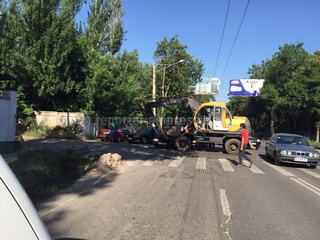 На ул. Горького экскаватор повредил автомобиль, пострадал водитель легкового авто <b><i>(фото)</i></b>