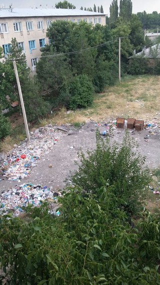Неделями не убирают мусор в микрорайоне «Спутник» города Жалал-Абад, - житель <b><i>(фото)</i></b>