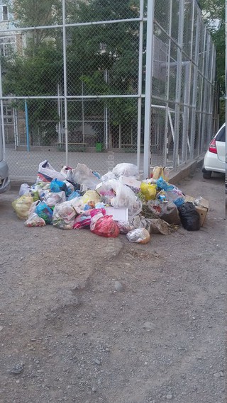 На улице Шакирова пятый день не вывозят мусор, - житель <b><i>(фото)</i></b>