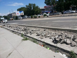 Стоянку с западной стороны на улице Жукеева - Пудовкина закрыли бордюром, - читатель <b><i>(фото)</i></b>