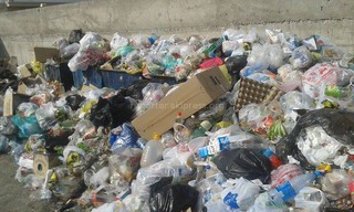 По улице Каралаева в 12 мкрн скапливается мусор, образовался туалет на улице, - читатель <b><i>(фото)</i></b>