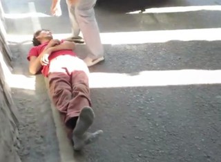 Пьяный мужчина лежал на проезжей части под мостом на Льва Толстого-Молодая Гвардия, образовалась пробка <b><i>(видео)</i></b>