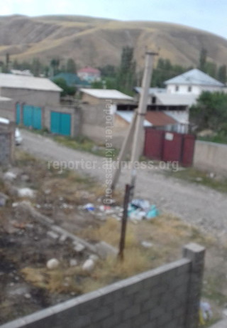 В жилмассиве Арча-Бешик на улице Аксы уже 3 неделю не вывозят мусор, - читатель <b><i>(фото)</i></b>
