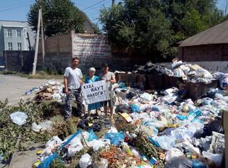 Жители домов на пресечении улиц Куренкеева и Логвиненко вышли с плакатами, требуя вывезти мусор <b><i>(фото)</i></b>