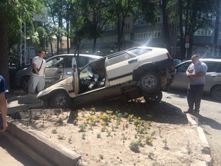 На пересечении улиц Московская и Калык Акиева произошло ДТП, между водителями возникла ссора, - читатель <b><i>(фото)</i></b>