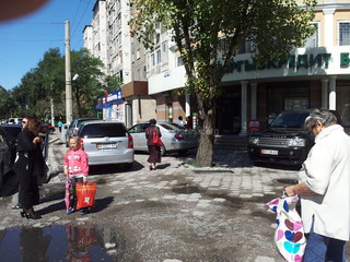 На Бокомбаева-Ибраимова машины регулярно паркуются на тротуаре, просим принять меры, - читатель <b><i>(фото)</i></b>