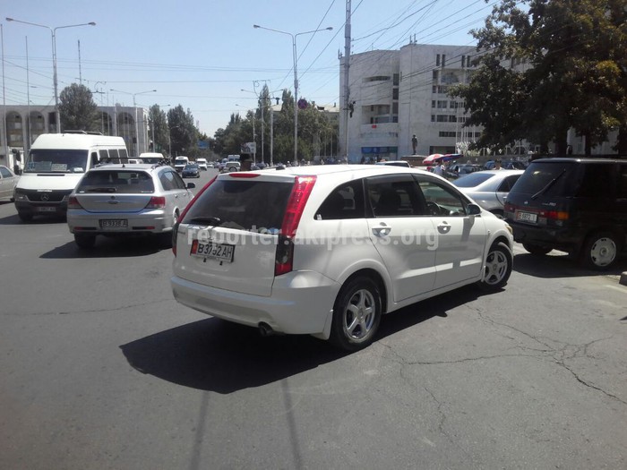 Автолюбитель сообщает, 6 августа что данная автомашина припарковалась на проезжей части на пересечении улиц Киевская-Орозбекова.