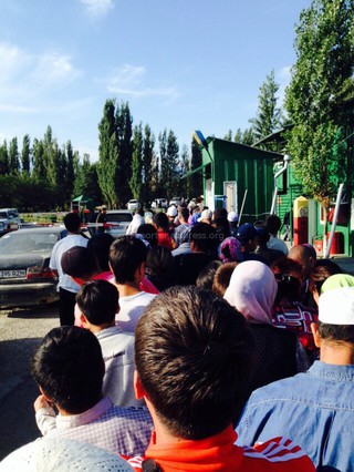 Читатель жалуется на очередь, которая скопилась на кыргызско-казахской границе <b>(фото)</b>