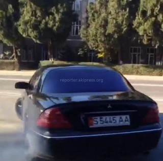 Читатель сообщает, что на старой площади Бишкека автолюбитель дрифтовал на проезжей части <b><i>(видео)</i></b>