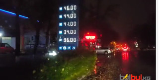Читатель сообщает, что с двух сторон информационной стелы «Газпрома» разные цены <b><i>(видео)</i></b>