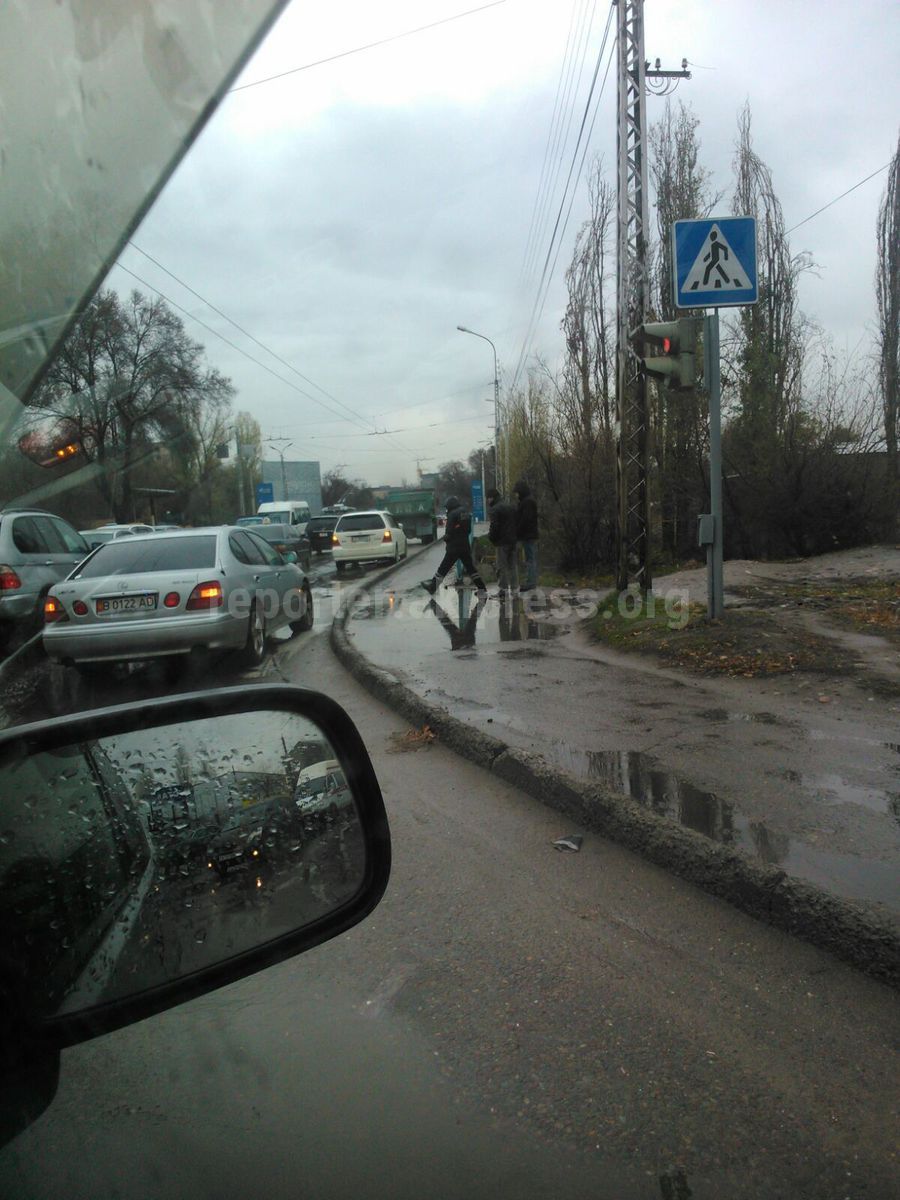 Сотрудник ДПС останавливал авто в метре от поворота, создавая пробки, -  автолюбитель (фото)