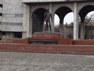 Горожанин сообщает, что ступеньки к памятнику Ч.Айтматова осыпаются <b><i>(фото)</i></b>