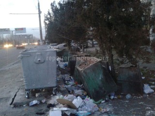 В одном из районов Бишкека установили новые мусорные баки, старые оставили рядом в перевернутом виде, - читатель <b><i>(фото)</i></b>