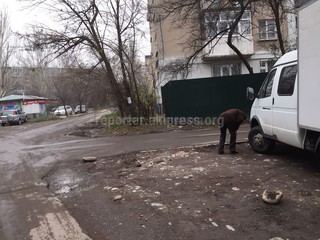 Бишкекглавархитектура направила уведомление жителю дома №38 в 8 мкр, где произошло убийство участкового, убрать металлический забор