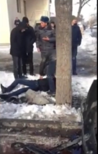 Читатель поделился <b>видео ДТП</b>, произошедшего на улице Ахунбаева, есть пострадавшие