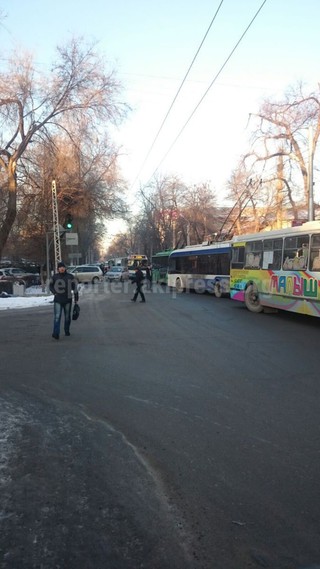 Сотрудники Ленинского РОВД в Бишкеке паркуются на проезжей части, - читатель (фото)