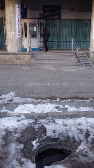 «Бишкекводоканал» установил крышку на колодце по улице Раззакова