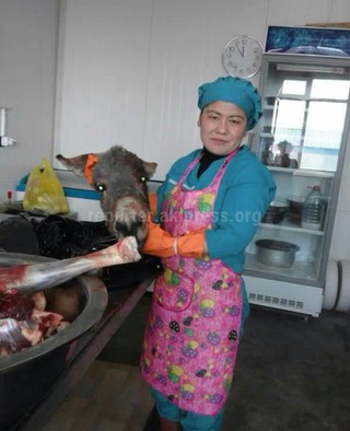 Центр госсанэпиднадзора Бишкека сообщает, что надзор за мясо-молочной продукцией, реализуемой в торговых сетях и общепитах, осуществляет Госветфитосанинспекция